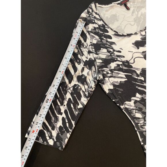 ~ Escada Top 42 US 10/12 Knit Shirt Short Sleeve Gold Logo Scoop ViscoseElastane - Picture 8 of 16